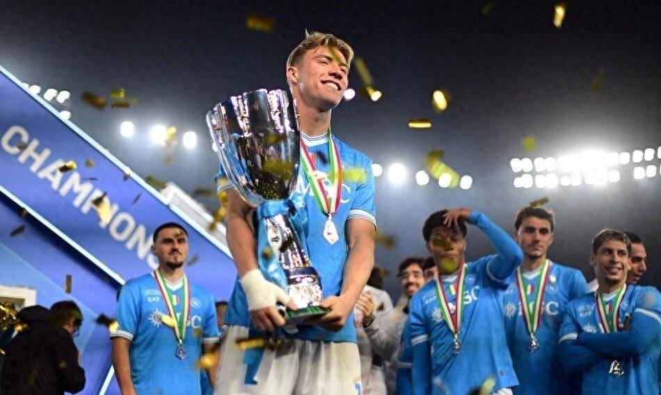 霍伊伦德夺冠后晒照隔空暗讽曼联：绝佳决定打脸老东家！